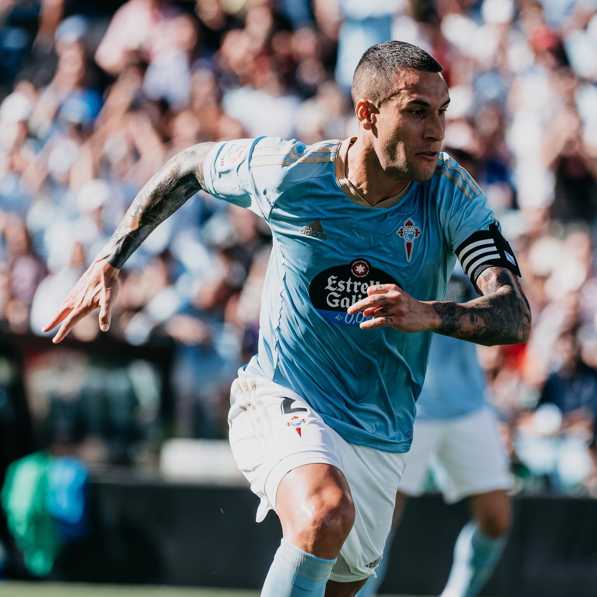 RCCelta's tweet photo. 𝟮𝟰 𝗵𝗼𝗿𝗮𝘀 para honrar a nuestro #CapitánDeLenda

💙 #CeltaRayo 👏©️👏 https://t.co/iZJWln5mhW