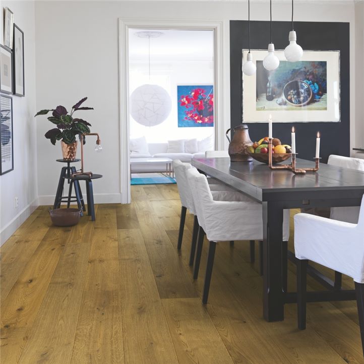 SpainPergo's tweet image. El #parquet Svaldbard, Roble Marrón Camel, con nudos sutiles, variaciones de color natural y laca extra mate logra un aspecto de madera sin tratar. La tecnología StayClean hace que sea muy resistente a la suciedad y líquidos 👉 pergo.es/es-es/parquet/… #Suelos #Pergo #Interiorismo