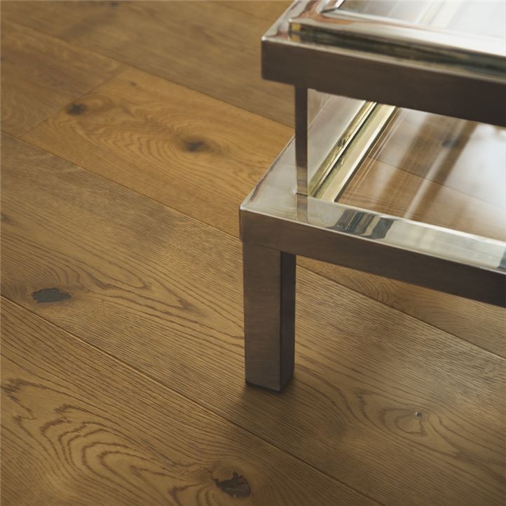 SpainPergo's tweet image. El #parquet Svaldbard, Roble Marrón Camel, con nudos sutiles, variaciones de color natural y laca extra mate logra un aspecto de madera sin tratar. La tecnología StayClean hace que sea muy resistente a la suciedad y líquidos 👉 pergo.es/es-es/parquet/… #Suelos #Pergo #Interiorismo