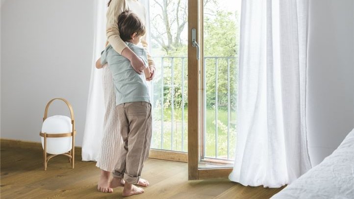 SpainPergo's tweet image. El #parquet Svaldbard, Roble Marrón Camel, con nudos sutiles, variaciones de color natural y laca extra mate logra un aspecto de madera sin tratar. La tecnología StayClean hace que sea muy resistente a la suciedad y líquidos 👉 pergo.es/es-es/parquet/… #Suelos #Pergo #Interiorismo