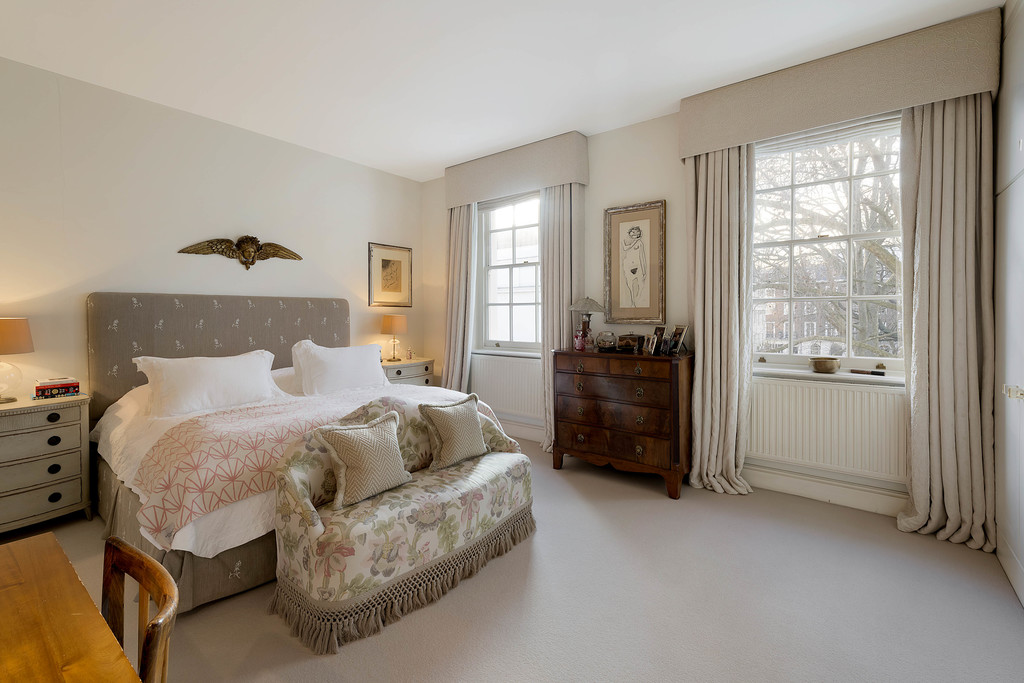 NVPproperty's tweet image. PROPERTY OF THE WEEK: A magnificent six bedroom house in the heart of Knightsbridge Village available either to rent or buy. Contact us for more details bit.ly/3J7vf7T