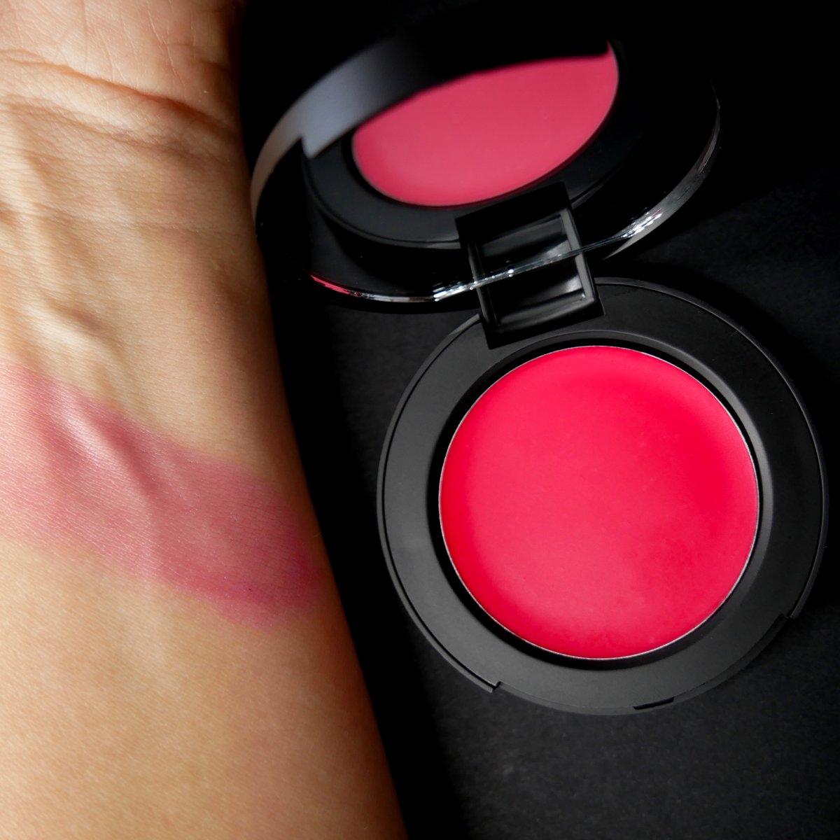 El colorete en crema Infinity Blush Frambuesa 💖 es el colorete de larga duración 💥 con el que conseguirás un efecto bueno cara y un aspecto radiante al instante 🤩
#CamaleonCosmetics #ElColorQueSigueTuRitmo