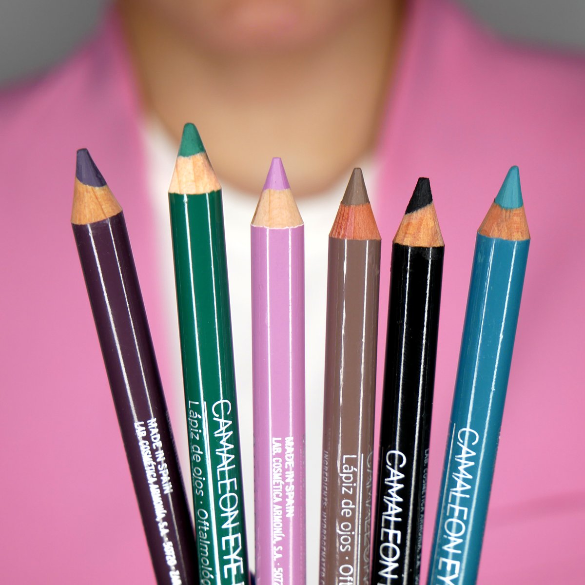 ¡Potencia tu mirada 💥 y apórtale un toque de color 🌈 con los lápices de ojos de Camaleon Cosmetics! Berenjena, esmeralda, rosa, terra, negro o turquesa 😍 ¿Cuál es tu favorito 💖? ¡Cuéntanoslo 👇 en comentarios!
#CamaleonCosmetics #ElColorQueSigueTuRitmo