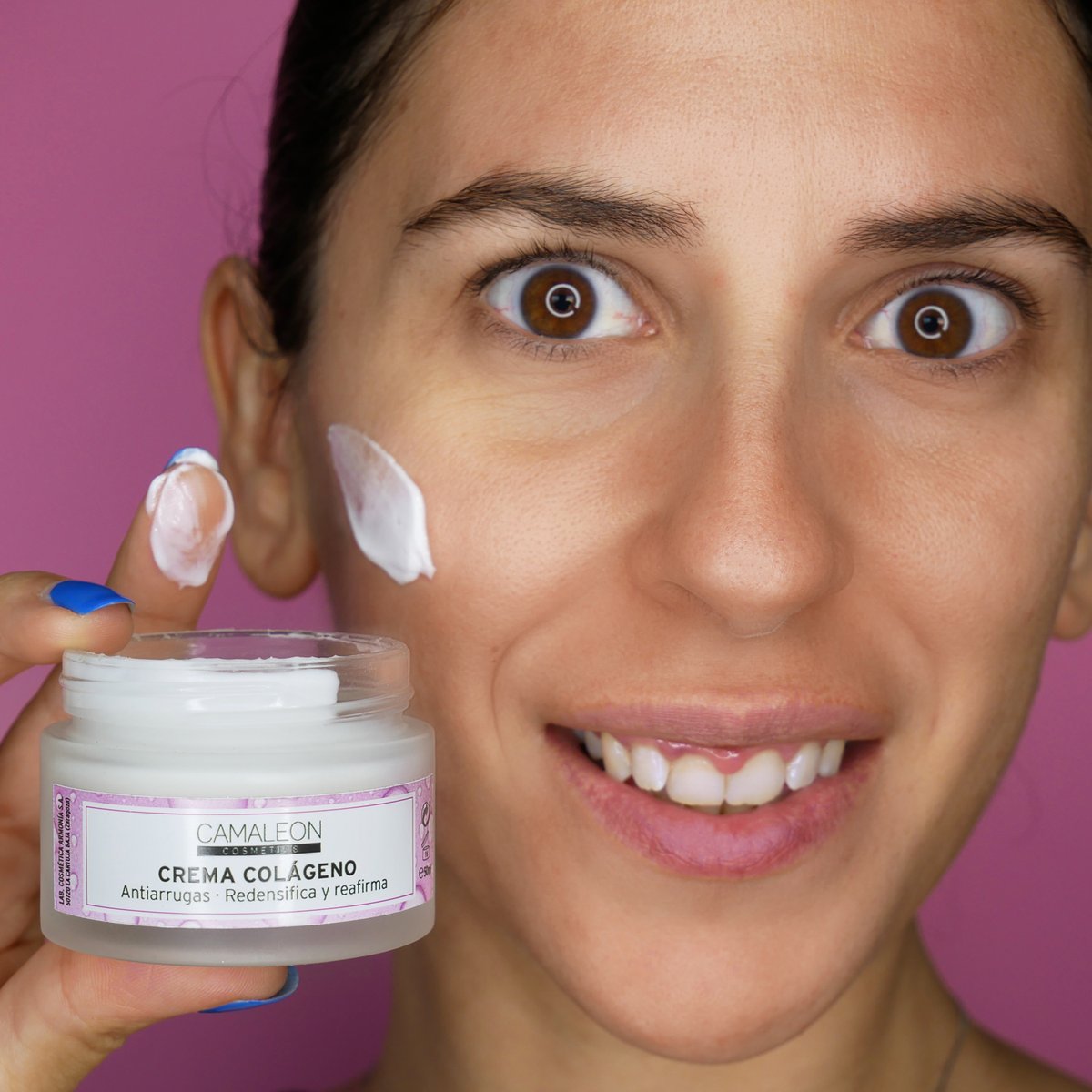 Rellena las arrugas, disminuye las líneas de expresión, aporta vitalidad 🤩, flexibilidad, elasticidad y firmeza a la piel ✨... ¡Así de maravillosa es nuestra Crema Colágeno 💖!
#CamaleonCosmetics #ElColorQueSigueTuRitmo