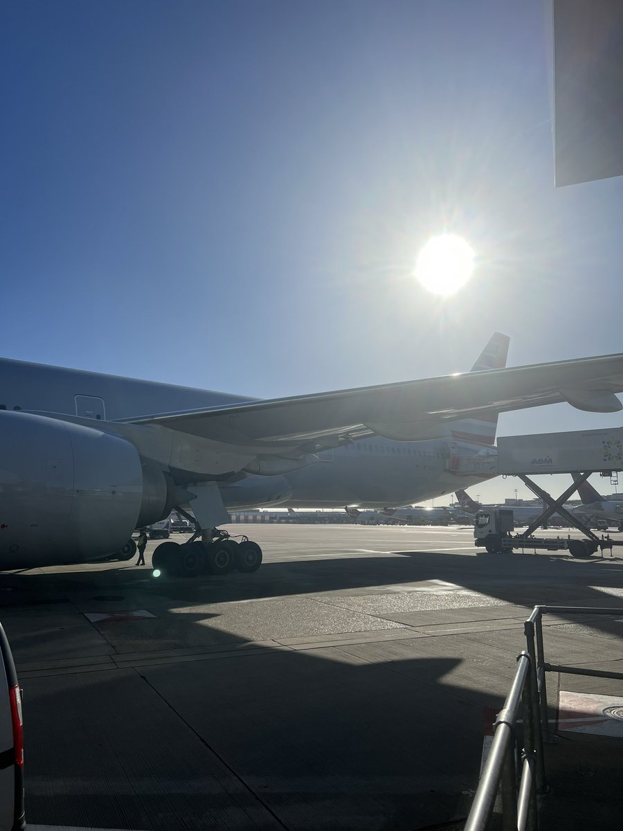 kenpankiewicz's tweet photo. Happy #wingfriday. Glorious AA777-300 at Heathrow in January. Returned from Dallas and had Concierge Key minibus transfer over to T5. Loved the extra service. #AvGeek https://t.co/EzTJt2ctfC