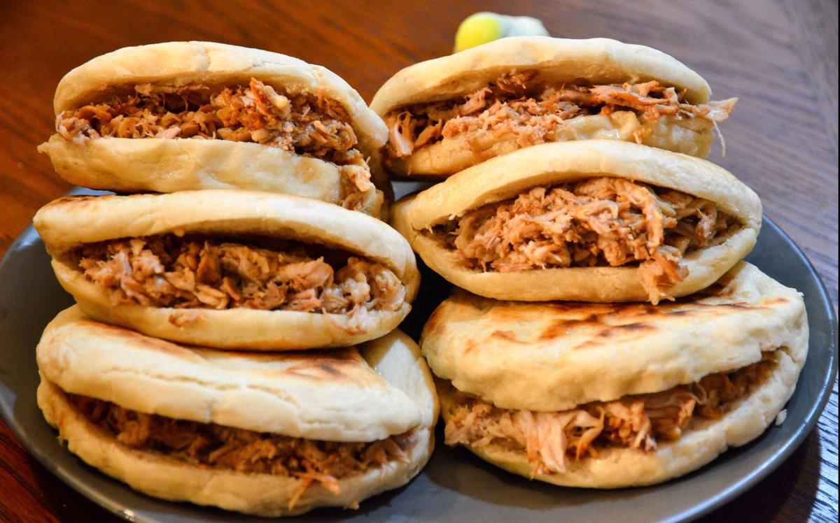 HuntingFood1's tweet photo. 【肉夹馍 Marinated Meat in Bake Bun】
Marinated Meat in Bake Bun, the traditional snack native to northwestern China, was not only popular with local folks but also welcomed by gourmets. https://t.co/9GB8QYCbrh
