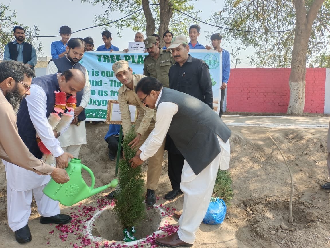 DCGRW's tweet image. On the directions of  the @DCGRW, AC Noshera Virkan inaugurated #Springplantation drive by planting saplings of plants in Govt. High School, Baddo Ratta.
Plantation is planned in school premises &amp;amp; around the ground.

@CS_Punjab 
@CommissionerGu3 
@CleanGreenPK 
@ClimateChangePK