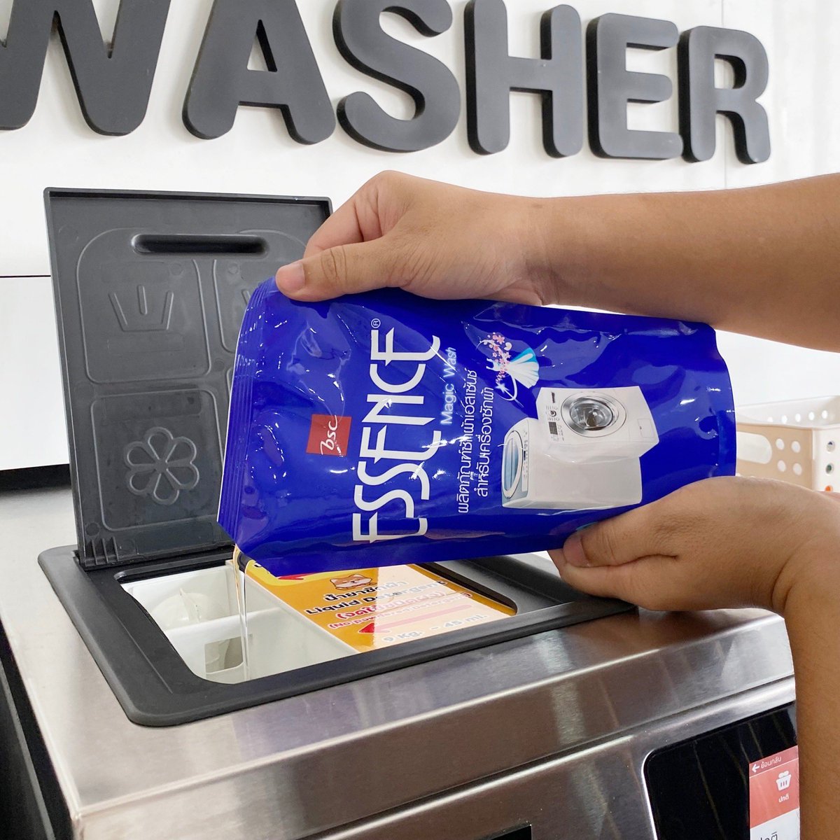 parkropreview's tweet photo. ฝาหน้าฝาบนเอาอยู่หมดจริงๆ Essence Magic Wash
ละลายน้ำง่ายมาก ฟองไม่ล้นเครื่อง ผ้าแห้งแล้วไม่เป็นคราบขาวเลย
ช่วยลดกลิ่นอับ แถมป้องกันคราบสกปรกย้อนกลับมาติดผ้าด้วย เครื่องฝาหน้า เครื่องฝาบนก็ใช้ได้ ดีต่อใจสุดๆ #ใช้ดีบอกต่อ #น้ำยาซักผ้า #MagicWash https://t.co/4ojiqJHCND