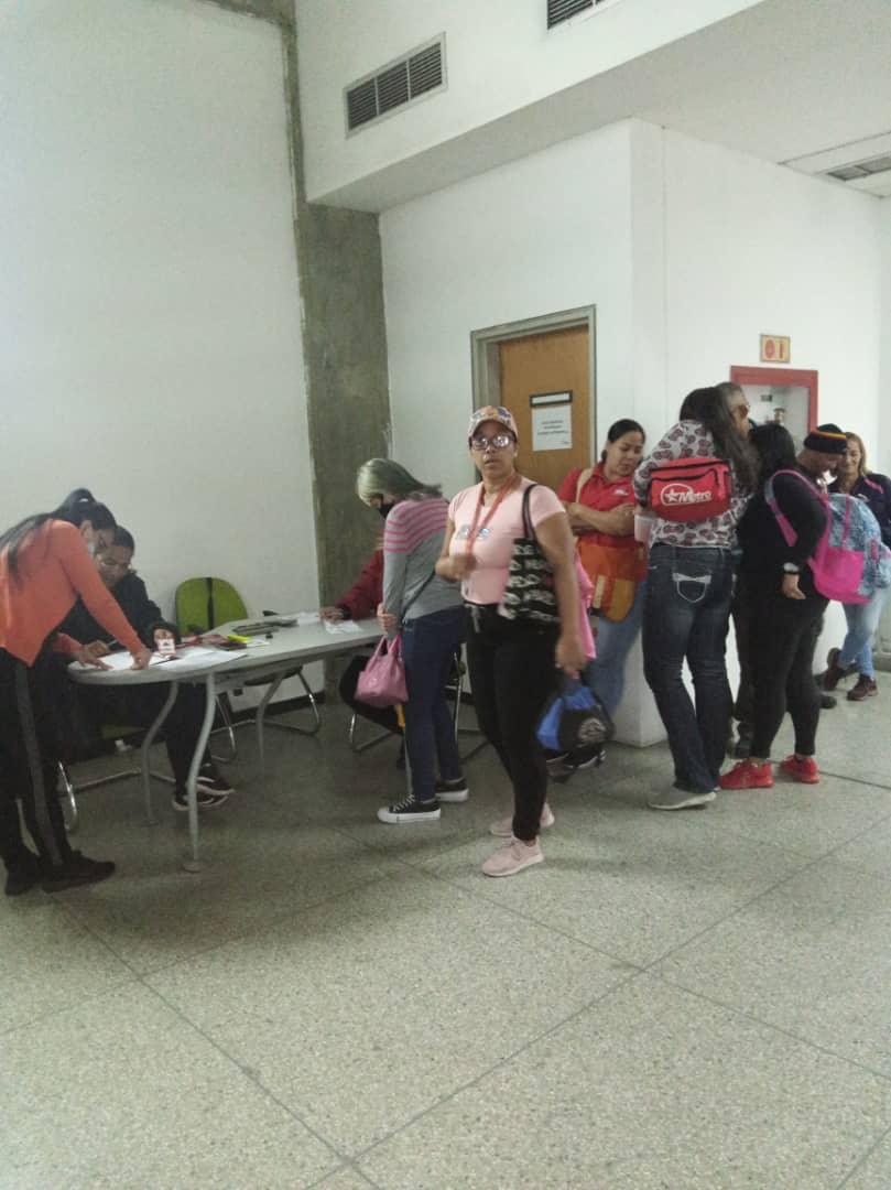 SitramecaB25's tweet photo. #10Mar || 🇻🇪 Nuestros hermanos de Lucha continúan ejerciendo su derecho al voto. Con total normalidad se llevan a cabo los comicios sindicales en el @metro_caracas
#SitramecaDecide
#MetroDeCaracas https://t.co/hNN41lKQjd