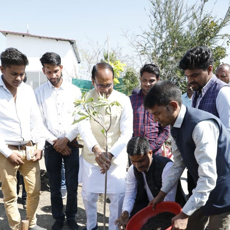 JansamparkMP's tweet photo. मुख्यमंत्री श्री @ChouhanShivraj ने श्यामला हिल्स स्थित उद्यान में बरगद, सप्तपर्णी और चंपा के पौधे लगाए। सीएम श्री चौहान के साथ मऊगंज विधायक श्री @PradeepPatelBJP ने भी पौधरोपण किया। 

#OnePlantADay
#JansamparkMP https://t.co/BeP8iRgjlp