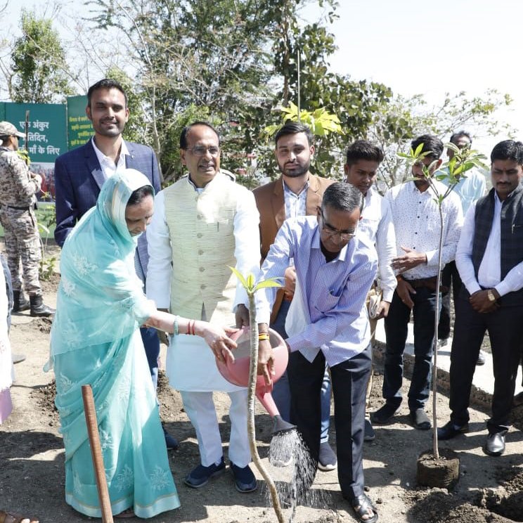 JansamparkMP's tweet photo. मुख्यमंत्री श्री @ChouhanShivraj ने श्यामला हिल्स स्थित उद्यान में बरगद, सप्तपर्णी और चंपा के पौधे लगाए। सीएम श्री चौहान के साथ मऊगंज विधायक श्री @PradeepPatelBJP ने भी पौधरोपण किया। 

#OnePlantADay
#JansamparkMP https://t.co/BeP8iRgjlp