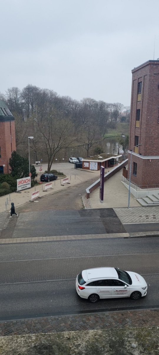 SuschekW's tweet photo. @Faecherstudio Noch geht's mit dem Wetter aber bin beruflich sehr am rotieren wegen anstehendem Jobchange und n Umzug steht auch an. Grüße in Pott. Wenn alles klappt komme ich zur 90er auf Schalke. Bisse dabei? https://t.co/4BvhxX5NB0