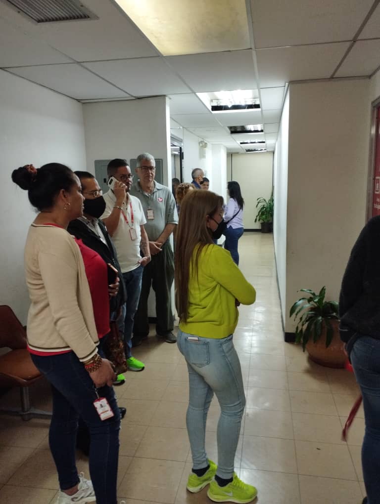 SitramecaB25's tweet photo. #10Mar || 🇻🇪 Nuestros hermanos de Lucha continúan ejerciendo su derecho al voto. Con total normalidad se llevan a cabo los comicios sindicales en el @metro_caracas
#SitramecaDecide
#MetroDeCaracas https://t.co/hNN41lKQjd