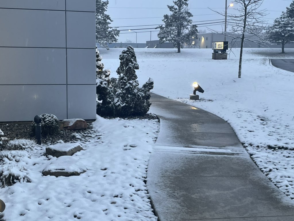 TonyBettonJrTV's tweet image. Outside of our @ABC21WPTA news station this morning! #FirstAlertWX 🌨️