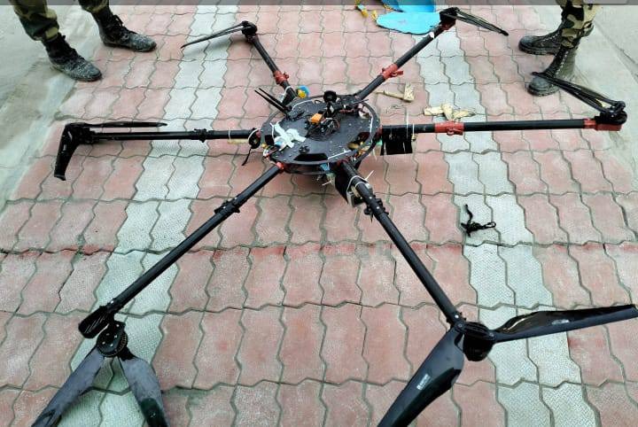 manjeet_dfoodie's tweet photo. #Pakistan drone shot down by #BSF in Gurdaspur, along with 01 A K - series Rifle, 02 Magzines and 40 - Rounds #AlertBSF 
#PakIntruderCaught #WellDoneBSF #TeJran #TejashwiYadav #60_40_नाय_चलतो https://t.co/UqZrqcrDyC