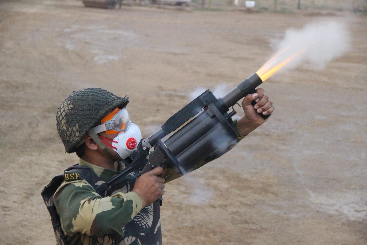 manjeet_dfoodie's tweet photo. #Pakistan drone shot down by #BSF in Gurdaspur, along with 01 A K - series Rifle, 02 Magzines and 40 - Rounds #AlertBSF 
#PakIntruderCaught #WellDoneBSF #TeJran #TejashwiYadav #60_40_नाय_चलतो https://t.co/UqZrqcrDyC