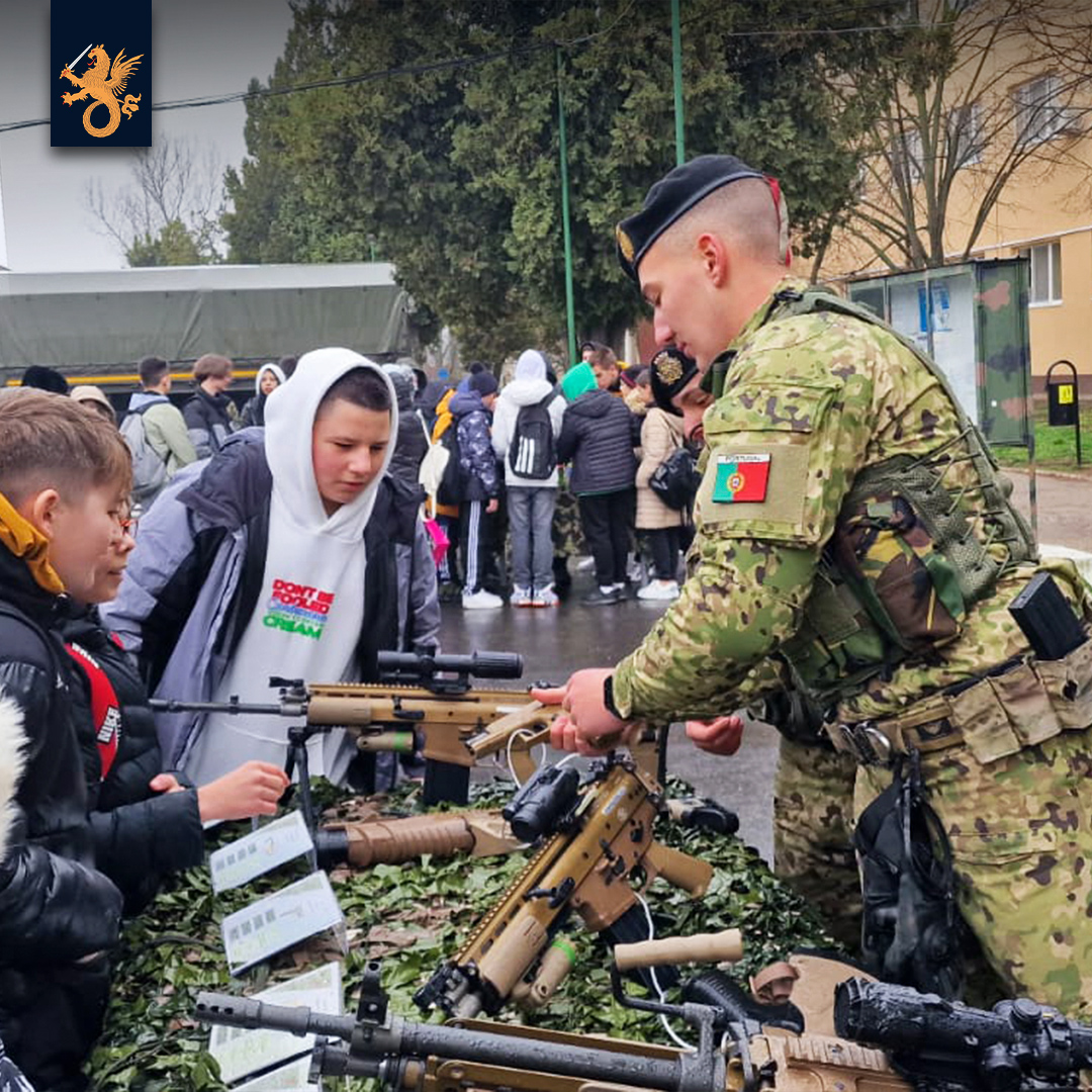 EMGFA_RP's tweet photo. Militares Portugueses 🇵🇹na Roménia🇷🇴 dão a conhecer as Forças Armadas Portuguesas a jovens romenos.
➡️Notícia em https://t.co/mPVSEBeF42
#ForçasArmadasPortuguesas #ExércitoPortuguês #MarinhaPortuguesa #FAP #2FNDROU #NATO #WeAreNATO #StrongerTogether https://t.co/VLQ5p01H8Y