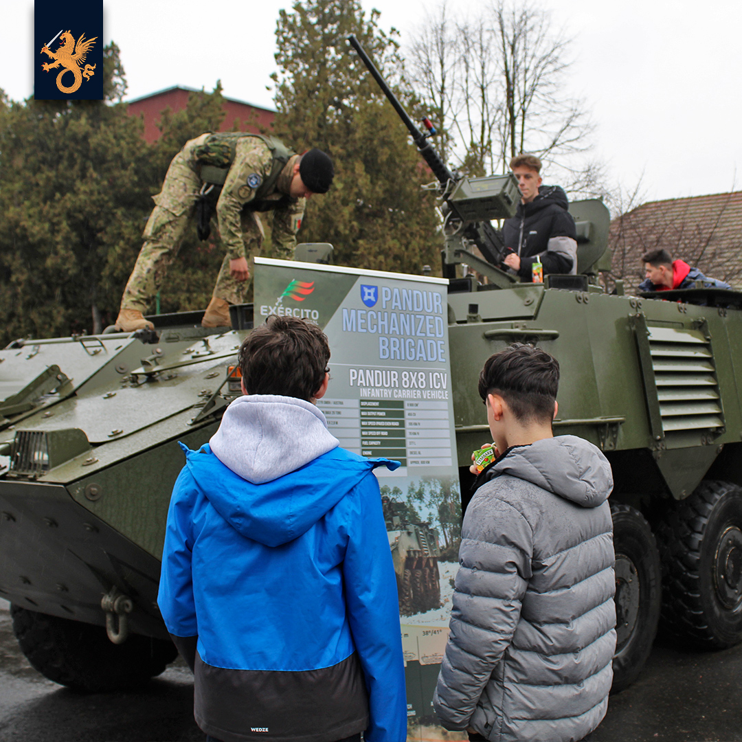 EMGFA_RP's tweet photo. Militares Portugueses 🇵🇹na Roménia🇷🇴 dão a conhecer as Forças Armadas Portuguesas a jovens romenos.
➡️Notícia em https://t.co/mPVSEBeF42
#ForçasArmadasPortuguesas #ExércitoPortuguês #MarinhaPortuguesa #FAP #2FNDROU #NATO #WeAreNATO #StrongerTogether https://t.co/VLQ5p01H8Y