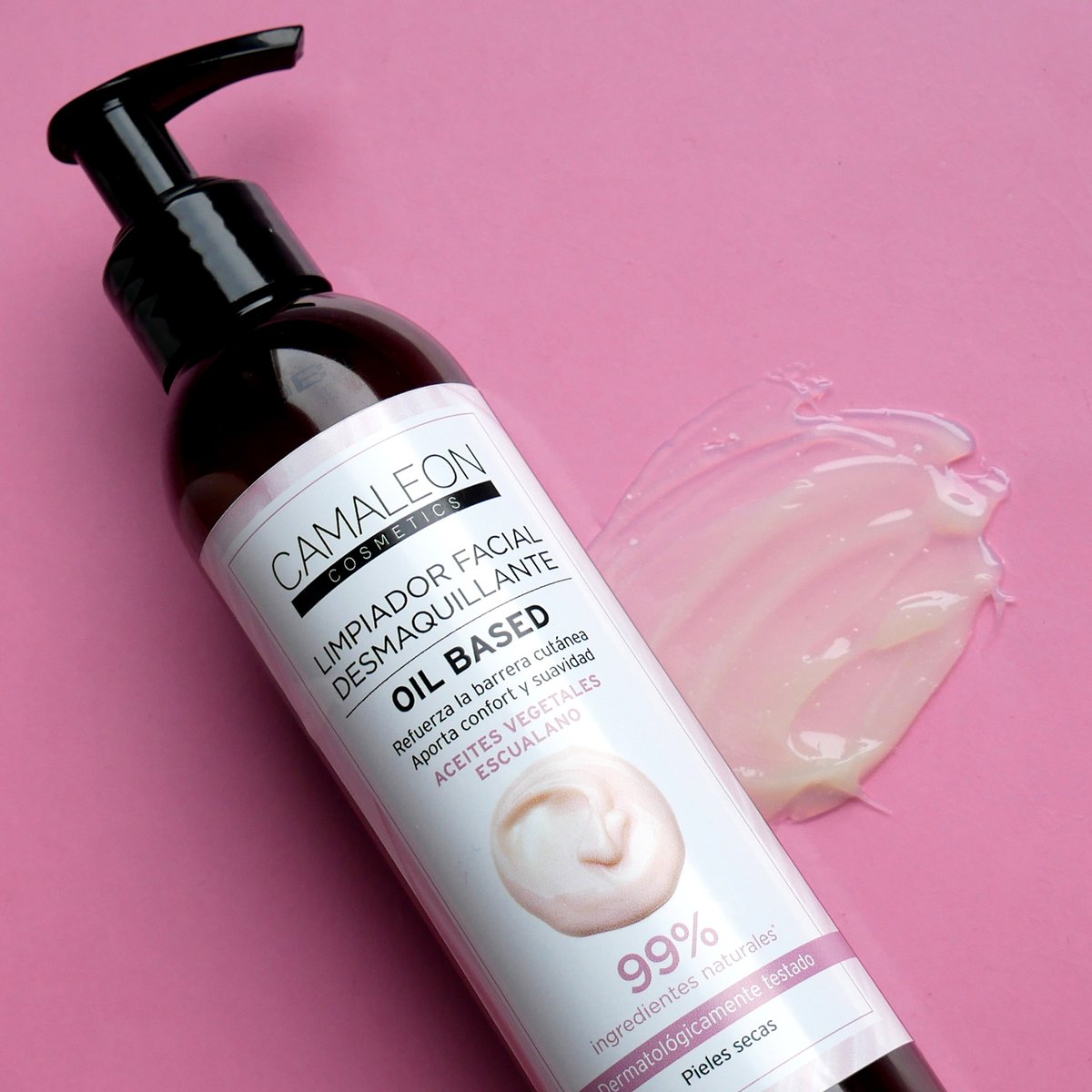 ¡Aceite limpiador 💧 para eliminar restos de maquillaje! El limpiador facial Oil Based 💖 va emulsionando en tu piel conforme vas masajeando y se irá disolviendo con éxito tanto el maquillaje como todo tipo de impurezas 🙌
#CamaleonCosmetics #ElColorQueSigueTuRitmo