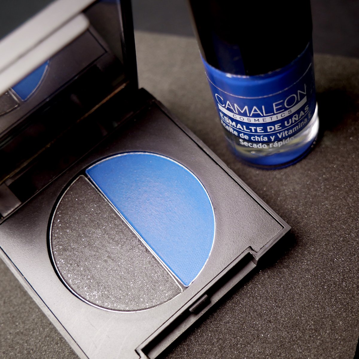 Salirse de lo que hacemos habitualmente es divertido y puede sorprenderte 💥, ¡esto es lo que te va a pasar si pruebas la paleta de sombras azul y negra 😍 y el esmalte azul klein 💙!
#CamaleonCosmetics #ElColorQueSigueTuRitmo