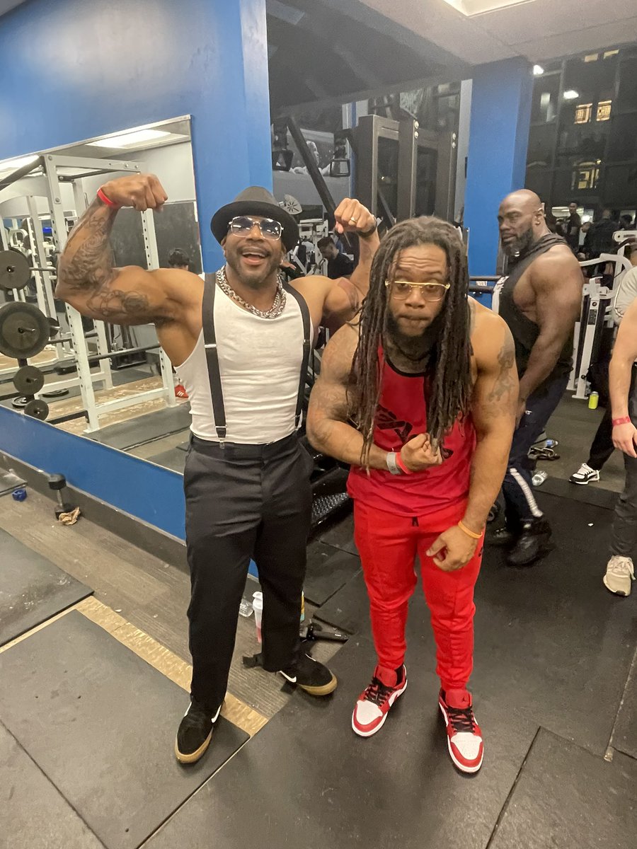 yochizzle100's tweet photo. My team @strongest_gamer_alive @kmarquiz repping the city more to come 💪🏾💪🏾#fiteness #fitness #gym #workout #fitnessmotivation #fit #motivation #bodybuilding #training #health #follow #weightloss #like #model #fitnessjourney https://t.co/L36g5TigeN
