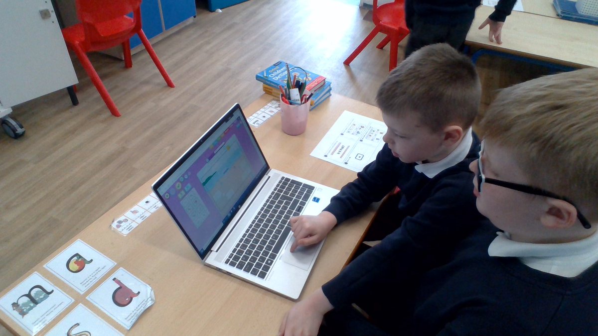 BPSHull's tweet photo. 3HM have had a great morning building a branching database in computing. #BPSComputing https://t.co/KstRY5gQaA