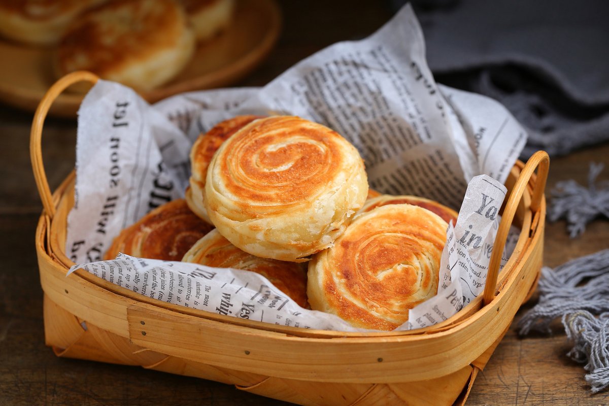 HuntingFood1's tweet photo. 【油酥餅 Shortcake】The color appears golden yellow, layered-distinctly, oily but not greasy, and tastes crispy and palatable even when the cake becomes cold. https://t.co/CPfVvihyvF