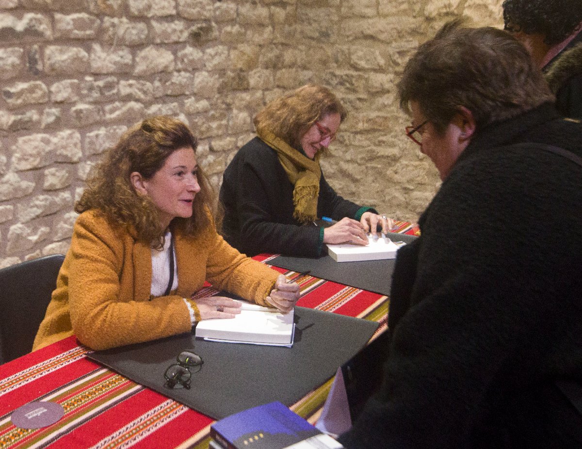 En “Todos acumulamos miserias” Hablamos lo que esconden las muertes en las novelas: cobardía, lujuria, venganza, soberbia, envidia. Participaron Victoria González, Empar Fernández y Javier Rovira. Estuvo moderada por Santiago Álvarez.

#morellanegra23 #morella