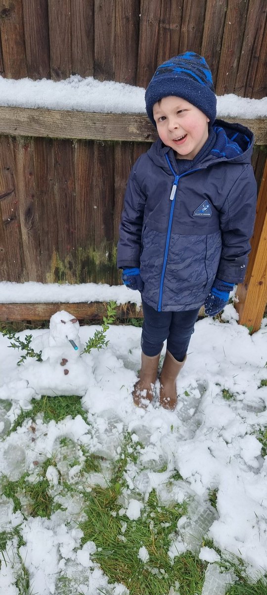 jarbnsn's tweet photo. Oscar was super excited to make a snowman with an improvised nose due to mummy's lack of carrots 🥰 @MEADSTEADCIRP https://t.co/IMHFk8rsrw