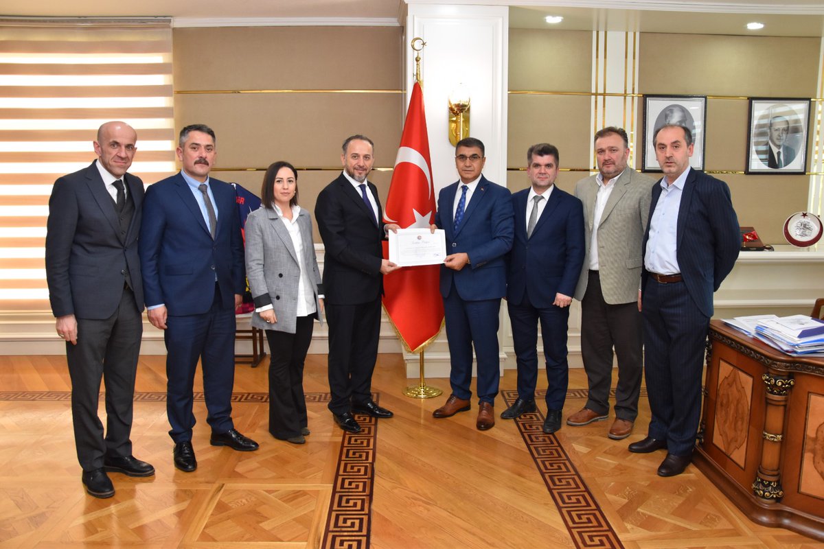 KarabukValiligi's tweet photo. Vali Gürel’den İstanbul EF-DER’e ‘Teşekkür’
Vali Fuat Gürel, İstanbul Eflanililer Derneği Başkanı Abdulah ADATEPE ve Yönetim Kurulu üyelerini makamında kabul etti. 
#GecmisOlsunTürkiye #TCKarabükValiliği #BirlikteGüçlüyüz #EFDER https://t.co/4ljTjGnS9C