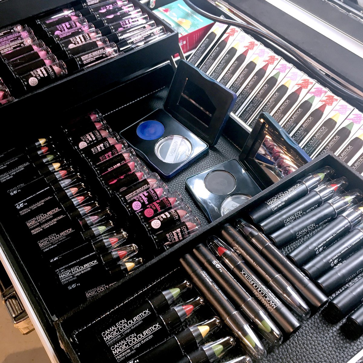 ¿A quién le encantaría tener un tocador como este lleno de productos de Camaleon 🖤? ¡Que levante la mano 🙋‍♀️!
#CamaleonCosmetics #ElColorQueSigueTuRitmo