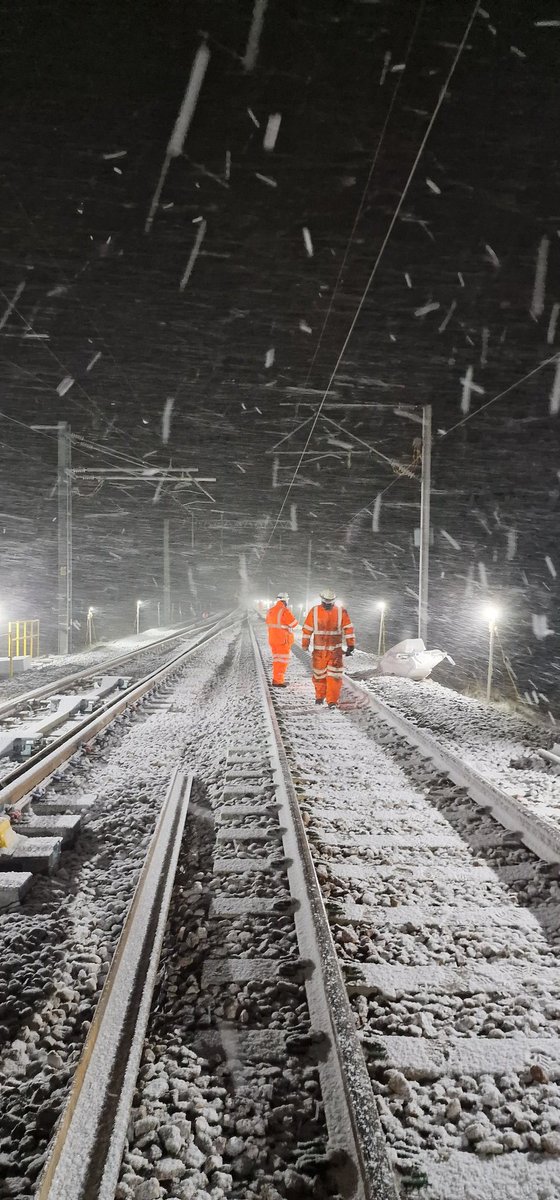 Here's an image sent over from one of the team working on the Carstairs project last night. Work continues on the project whatever the weather!

scotlandsrailway.com/projects/carst…