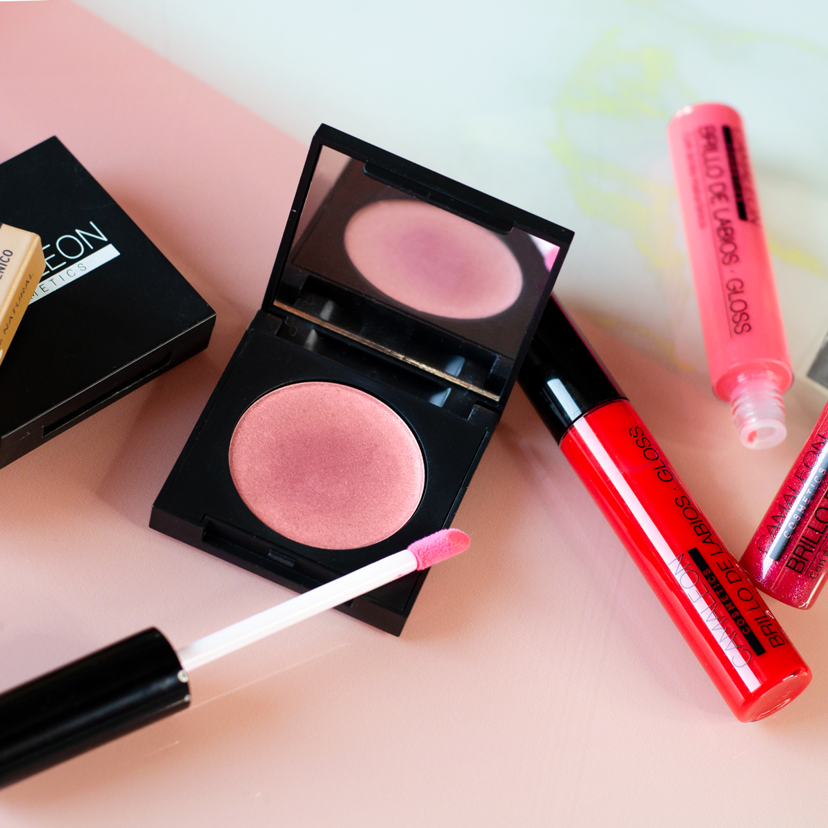 ¡Con nuestro iluminador Rosa y uno de nuestros Magic Gloss estarás divina ❤️ en muy poco tiempo!
#CamaleonCosmetics #ElColorQueSigueTuRitmo