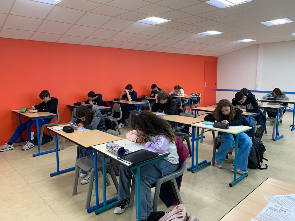 CollegeBrioux's tweet photo. Semaine des Mathématiques 🔢 au @CollegeBrioux. Concours « Drôles de maths » pour les élèves volontaires. Motivation, concentration, dépassement de soi… Courage à eux! Et bravo pour leur implication. 👏 #SDM2023 #maths https://t.co/YEYC8Liw2W