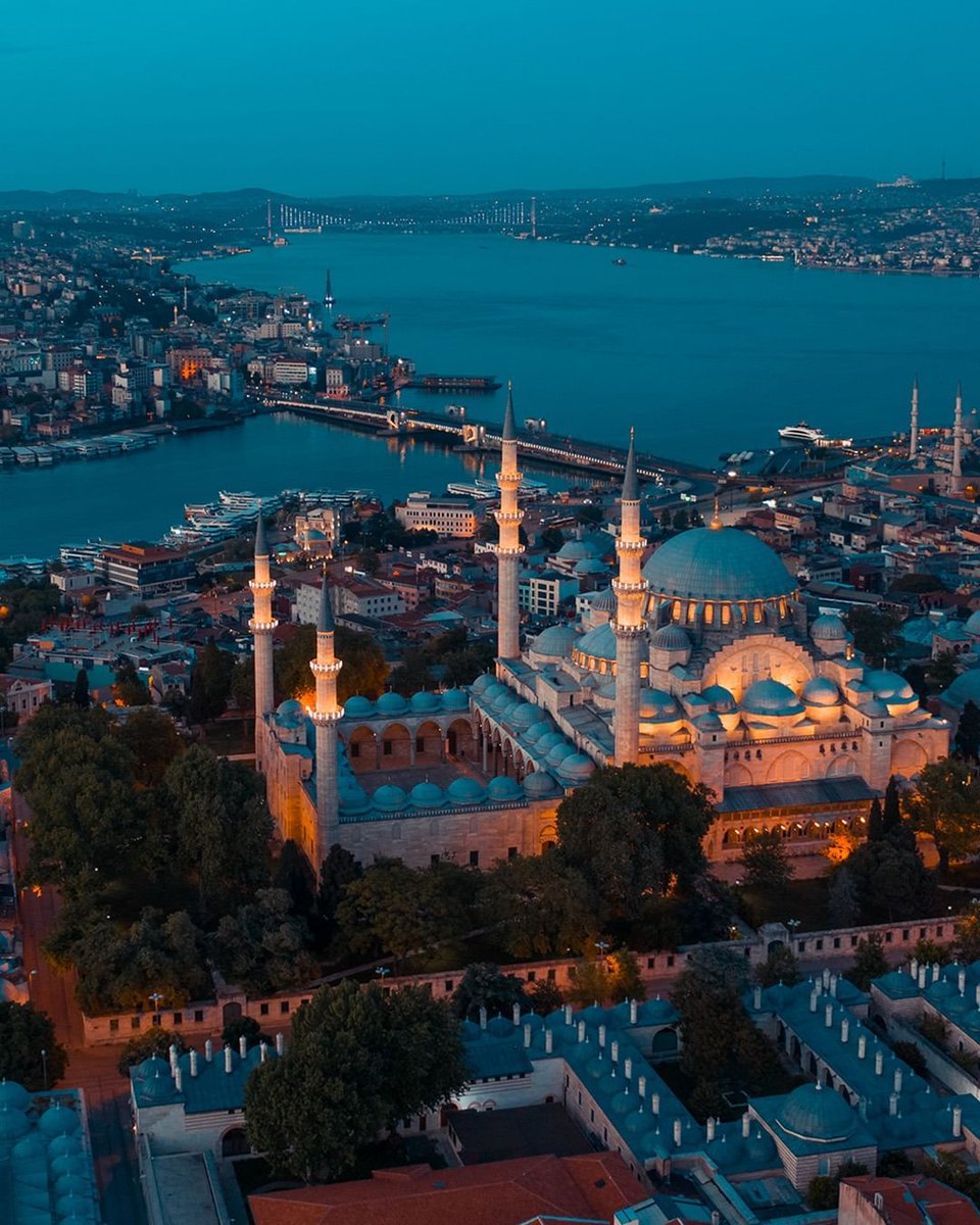偉大かつ壮麗なるパーディシャーのためのモスク…。オスマン建築の最高傑作であり、建てたのはあのミマール・スィナン…。スレイマン大帝よ…。永遠に…。 