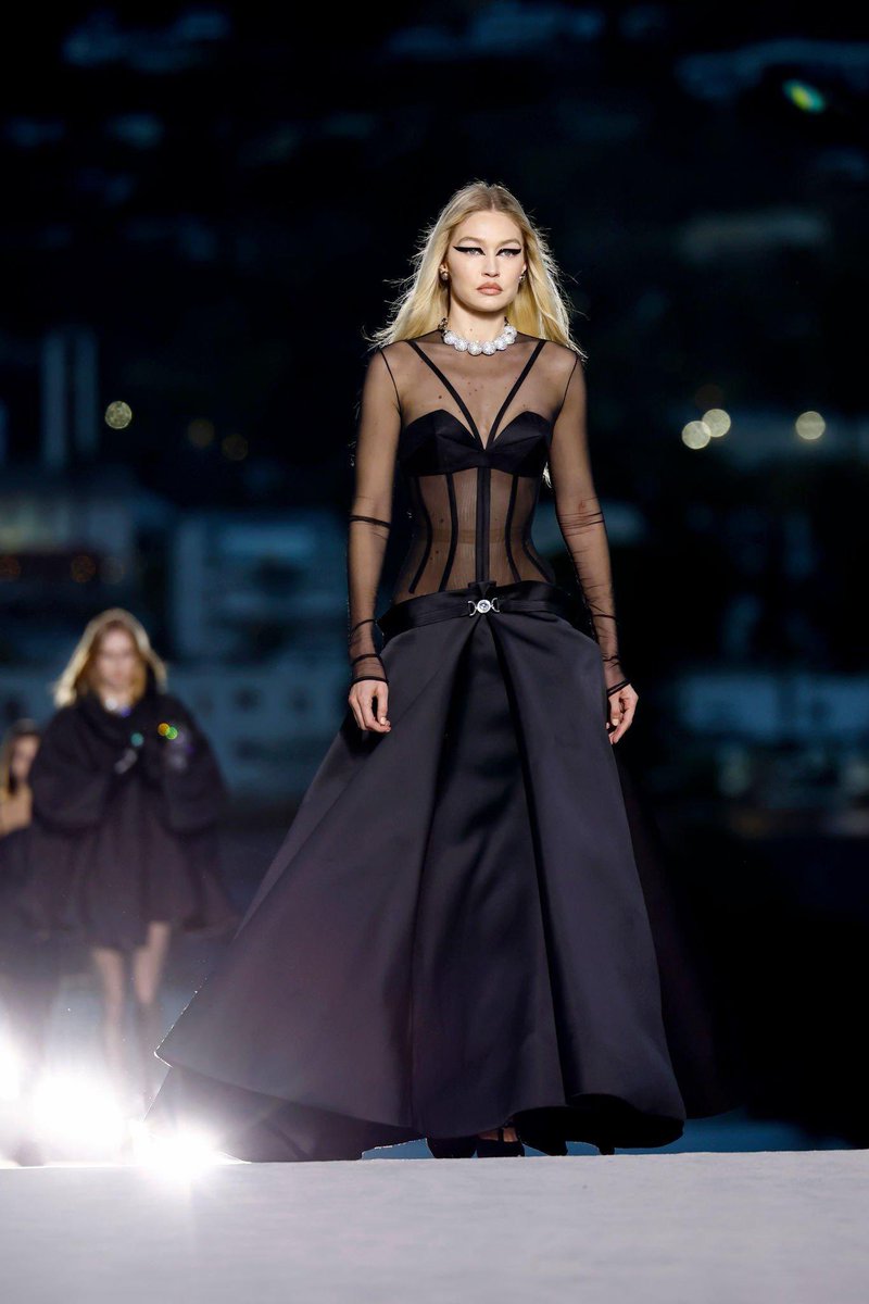 thehadidsource's tweet image. Gigi Hadid walking for Versace F/W 2023