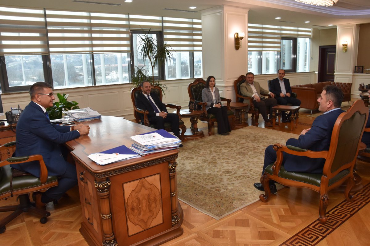 KarabukValiligi's tweet photo. Vali Gürel’den İstanbul EF-DER’e ‘Teşekkür’
Vali Fuat Gürel, İstanbul Eflanililer Derneği Başkanı Abdulah ADATEPE ve Yönetim Kurulu üyelerini makamında kabul etti. 
#GecmisOlsunTürkiye #TCKarabükValiliği #BirlikteGüçlüyüz #EFDER https://t.co/4ljTjGnS9C