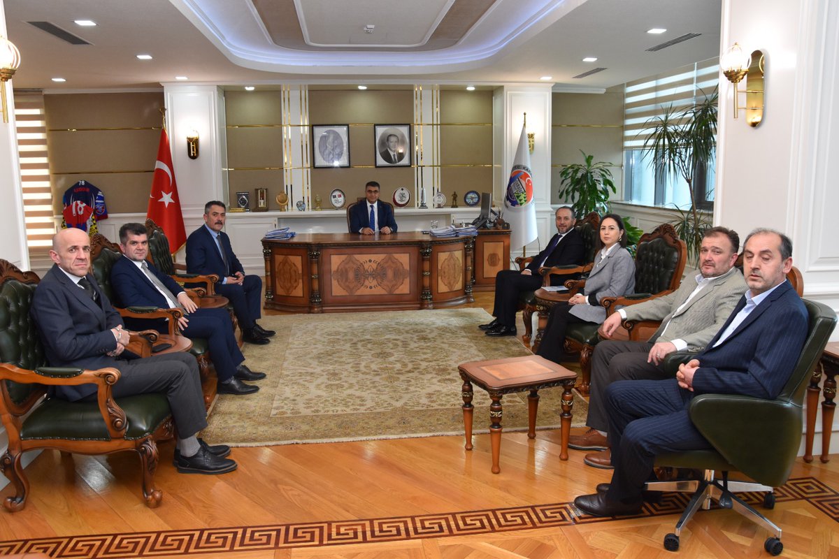 KarabukValiligi's tweet photo. Vali Gürel’den İstanbul EF-DER’e ‘Teşekkür’
Vali Fuat Gürel, İstanbul Eflanililer Derneği Başkanı Abdulah ADATEPE ve Yönetim Kurulu üyelerini makamında kabul etti. 
#GecmisOlsunTürkiye #TCKarabükValiliği #BirlikteGüçlüyüz #EFDER https://t.co/4ljTjGnS9C