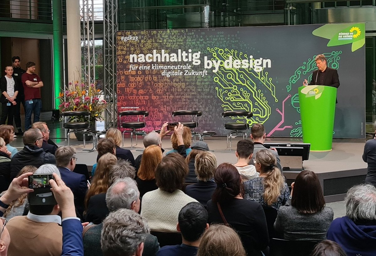 maik_aussendorf's tweet photo. Wäre das Internet ein Staat, wäre es auf Platz 6 der nationalen Emittenten. Wir müssen die #Digitalisierung nutzen, um die #Transformation der #Industrie und des #Energiesektors nachhaltig voranzubringen. #gdk23 #GrünDigitalNachhaltig https://t.co/8hhg6WmuAR
