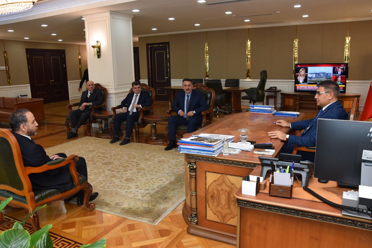KarabukValiligi's tweet photo. Vali Gürel’den İstanbul EF-DER’e ‘Teşekkür’
Vali Fuat Gürel, İstanbul Eflanililer Derneği Başkanı Abdulah ADATEPE ve Yönetim Kurulu üyelerini makamında kabul etti. 
#GecmisOlsunTürkiye #TCKarabükValiliği #BirlikteGüçlüyüz #EFDER https://t.co/4ljTjGnS9C