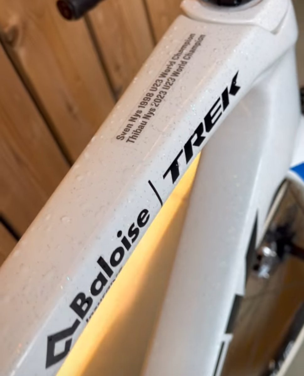Sven és Thibau kapott egy-egy világbajnoki festésű Trek Boonet. Sven 1998, míg Thibau 2023-ban lett U23 világbajnok! Érdemes megnézni, hogy az egyik bicaj még kanti-fékkel szerelt!
#esbringa #cyclocross