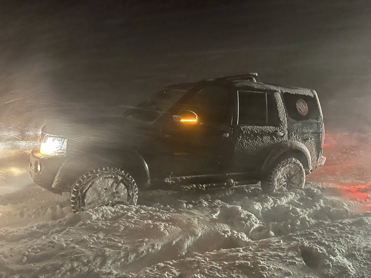 WM4x4R's tweet image. Our team have been out throughout the night assisting @StaffsPolice and mountain rescue with an ongoing major incident.

We will continue to be on hand to assist them with the rescue of members of the public from stranded vehicles.

#snowuk #4x4response #volunteer