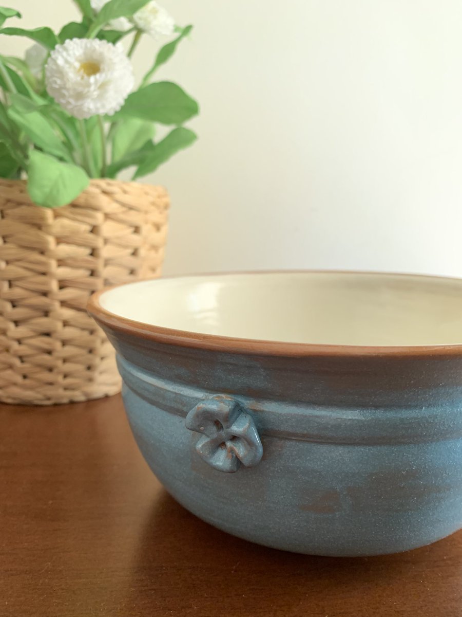 Fara7Othman7's tweet photo. Blue 💙🌿
#handbuildingpottery #handbuiltpottery #flowersart #gift #handbuiltceramics #handbulit #handmade #handpainted #pottery #ceramics #colors #Bowl #blue #art #fineart #passion #lovepottery #photography #nature #naturelovers #mywork https://t.co/QgsFBD6QbD