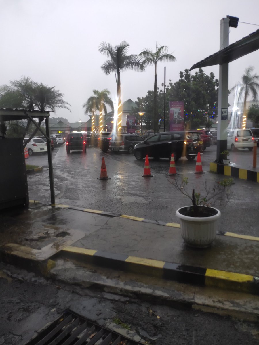 AHijab4's tweet photo. Min kenapa kayaknya pengguna kereta lokal ni kasta rendah yah. Lewat sini aja gaboleh, padahal "cuma lewat". Kenapa kalau penumpang jarak jauh bisa lewat pintu manasaja. Sedih bgt hari ini ketinggalan kereta yang harganya ga seberapa itu, tapi waktuuu :((( @KAI121 https://t.co/8cWgagSspT