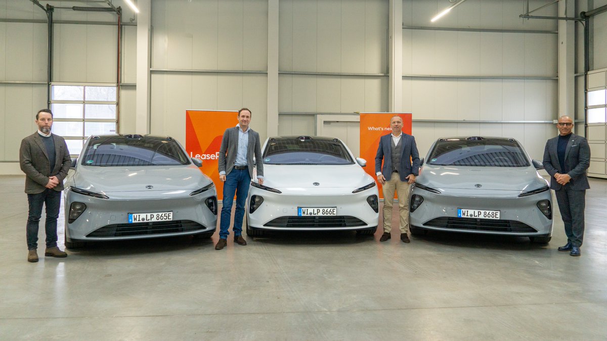Handing over the 🔑 of 5 ET7s to our colleagues at LeasePlan Germany and kicking off an exciting new partnership with @NIOGlobal ! Enjoy! 🚘🚗

#WhatsNext #NIO #ET7 #FutureofMobility #SmartEVs #MobilitySolutions #PeoplePlanetProfit #BatterySwapping #FleetManagers #LeasePlan