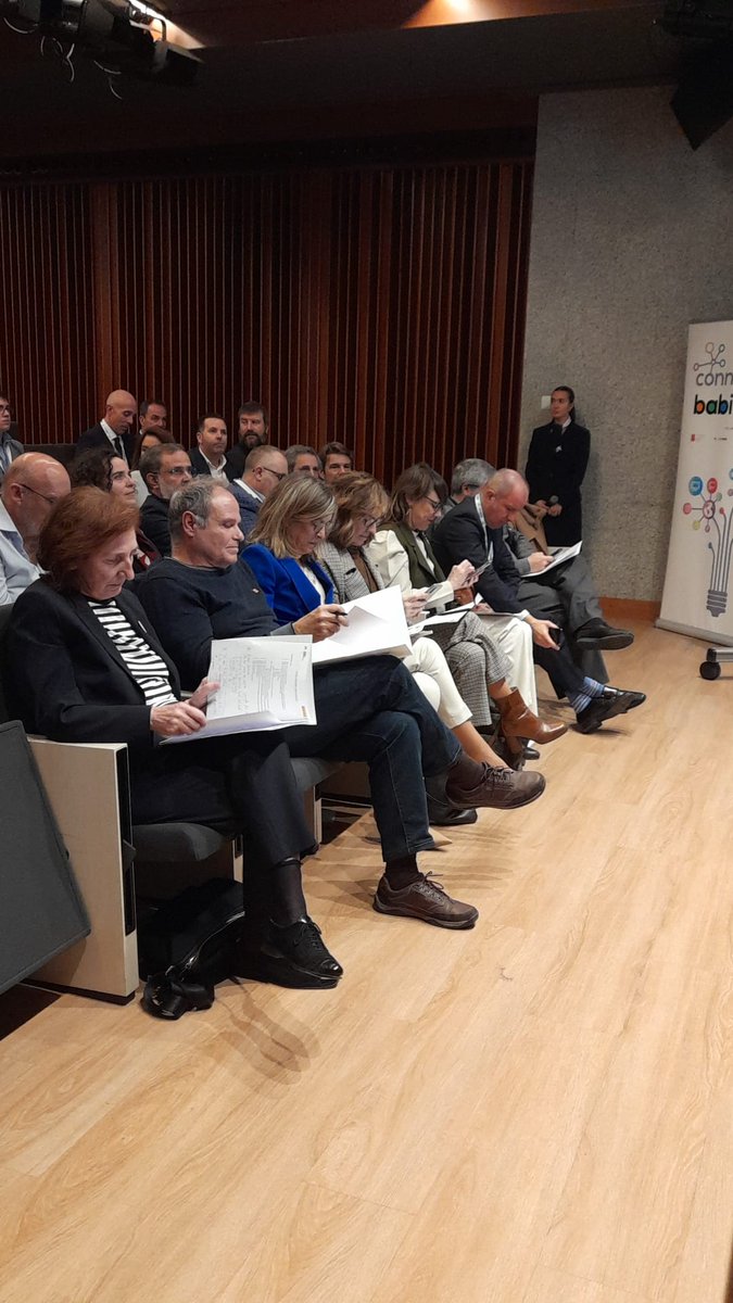 EmprendeXXI_'s tweet photo. 🗣️La última #startup en presentar su proyecto es #Trip2post, una #app que conecta con hoteles y destinos a través de experiencias reales.
Una vez terminados los #pitches el jurado procede a la votación #online.📲
¡Mucha suerte a todas!🍀 https://t.co/OhFq7ScWOQ
