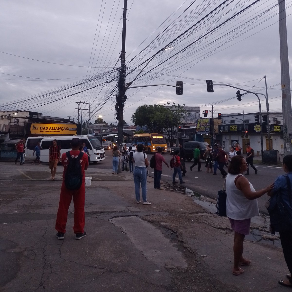 Patrick84675463's tweet photo. @immu_manaus como que faz pra atravessar aqui sem ser atropelado?
Pq assim que um semáforo fecha o outro abre, não dando um espaço de tempo para que possamos atravessar em segurança. Dêem uma olhada nisso pfv. https://t.co/a9rYhY2aUl