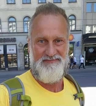 Förställ er att detta vore din pappa, bror eller närmsta vän och att hans vidriga mördare döms till sluten ungdomsvård i 2 år och 11 månader. 

Fredrik Anderssons liv avslutades i förtid och kräket som tryckte av får fortsätta sitt innan han fyller 20. Ofattbar orättvisa.