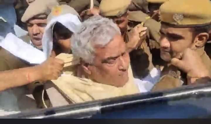 Deepakcrpa's tweet photo. राजस्थान:
6 बार के विधायक , मंत्री रहे , बीजेपी के सांसद किरोड़ीलाल मीणा जी की कॉलर पकड़ने का कोई कायदा नहीं बनता अशोक गहलोत जी 
वो भी तब , जब वो पुलवामा शहीदों की वीरांगनाओं की न्याय की लड़ाई लड़ रहे हों.#RajasthanPolice #Rajasthan #RajasthanNews #AshokGehlot #BJP4IND #bjpindia https://t.co/kSLlpwEBh7
