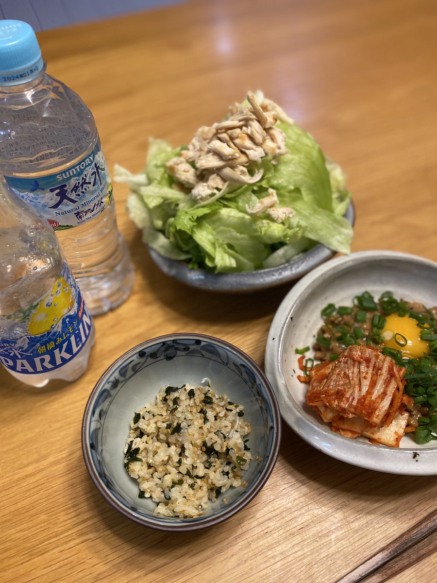 death_yasu's tweet photo. 夜ご飯〜
玄米ひじき　鶏むねサラダ
納豆キムチ生卵
いただきまーす😋
ワンピース　
フィルムレッド見るぞーー
#ダイエット　#ダイエット飯　#ダイエット垢　#ダイエット垢さんと繋がりたい https://t.co/JNlK97r2mz